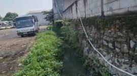 Ruko 3 Lantai Berdiri di Atas Drainase Jalan Gatot Subroto Periuk, Struktur Retak dan Warga Terendam Banjir.