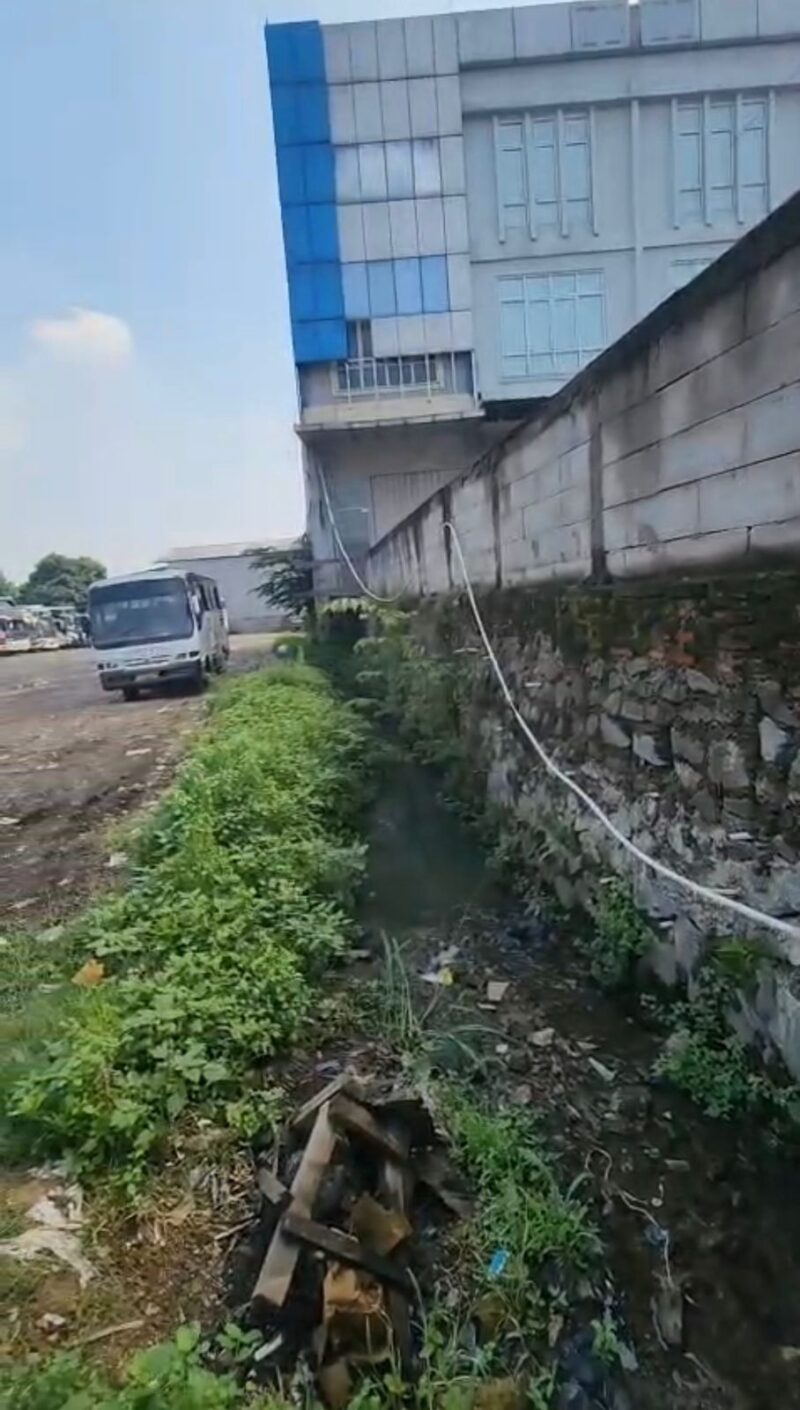 Ruko 3 Lantai Berdiri di Atas Drainase Jalan Gatot Subroto Periuk, Struktur Retak dan Warga Terendam Banjir.