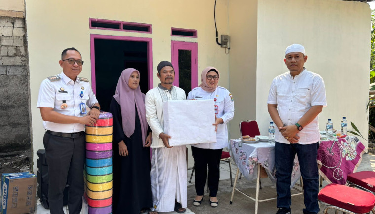 Wabup Tangerang Intan Serahkan Hasil Program Bedah Rumah Warga Cikasungka Solear.