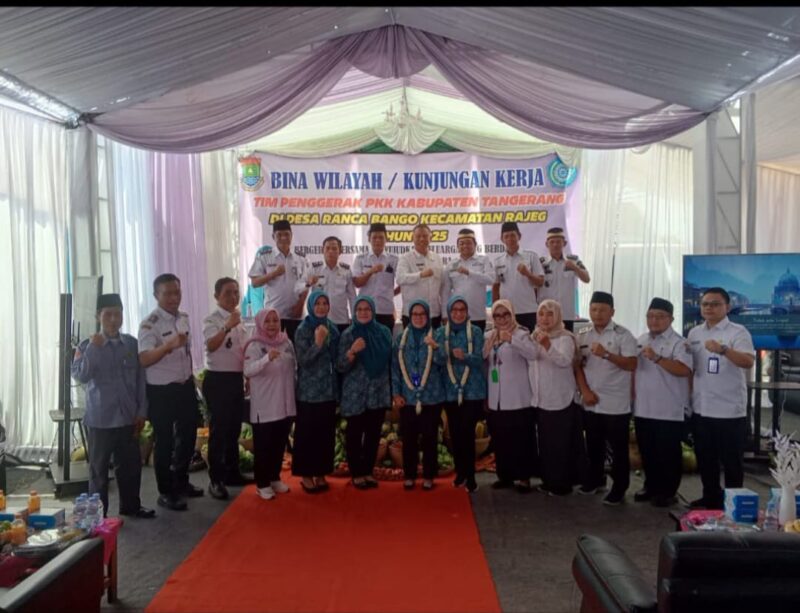 Camat Rajeg Oman Apriaman Mendampingi Ketua TP PKK Kabupaten Tangerang dalam Program Binwil.